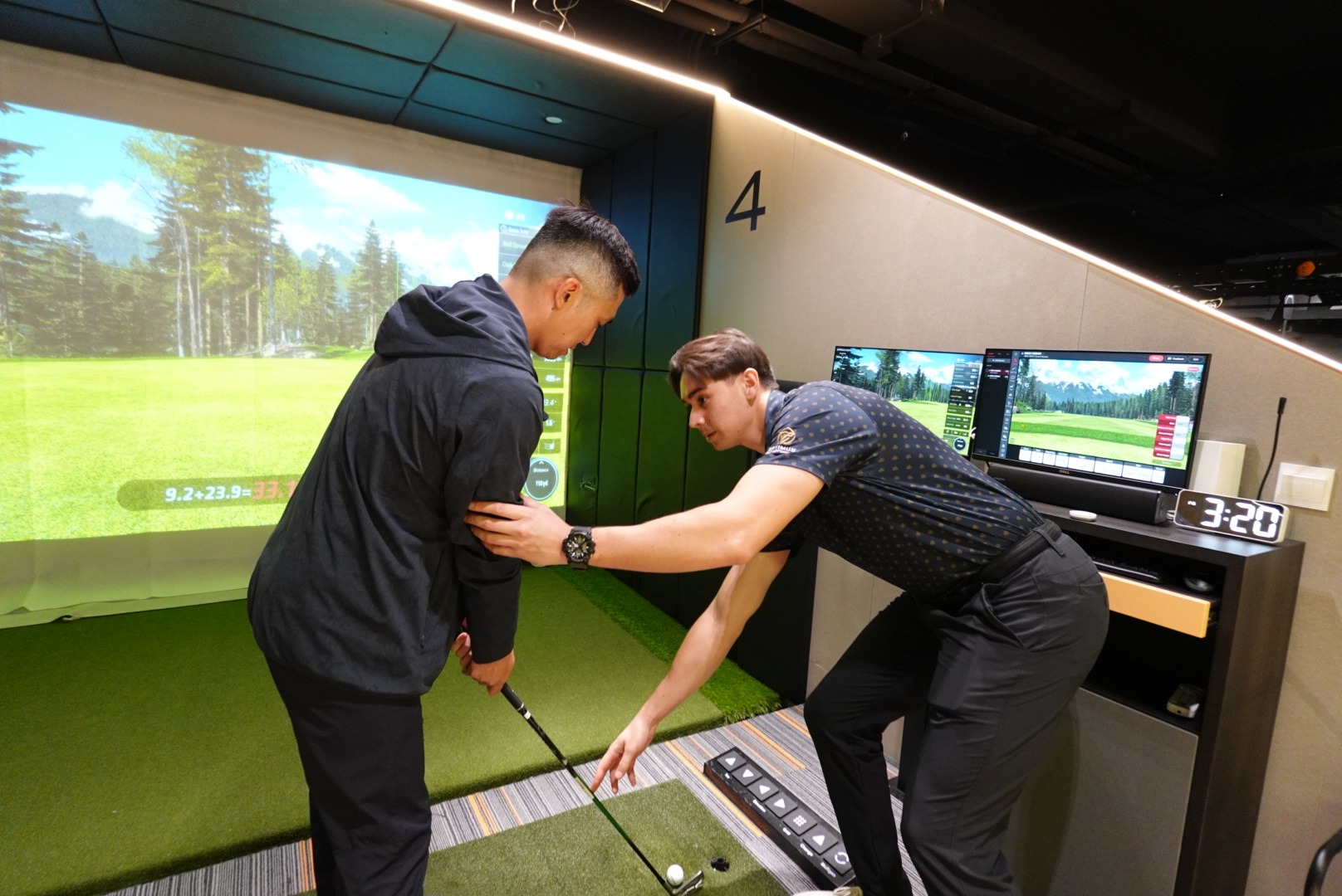 Golf lessons Hong Kong, Golf Coach Ryan Hood at Optimus Golf 